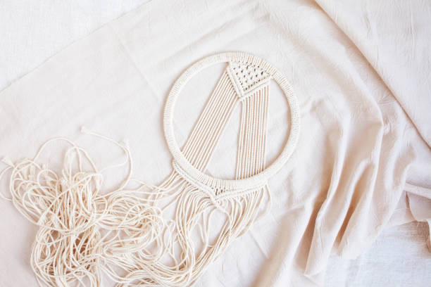 Comment faire tenir une plume en macramé